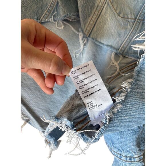 We The Free People Cropped Distressed Denim Jean Jacket size L Blue - Picture 8 of 9